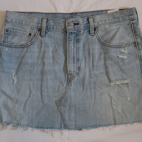 Levi's Light-Wash Distressed Denim Mini Skirt Size 32 - Picture 1 of 3